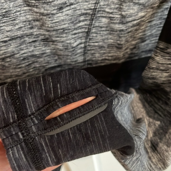 Women's Lululemon Athletic Top with Thumb Holes - Picture 4 of 4